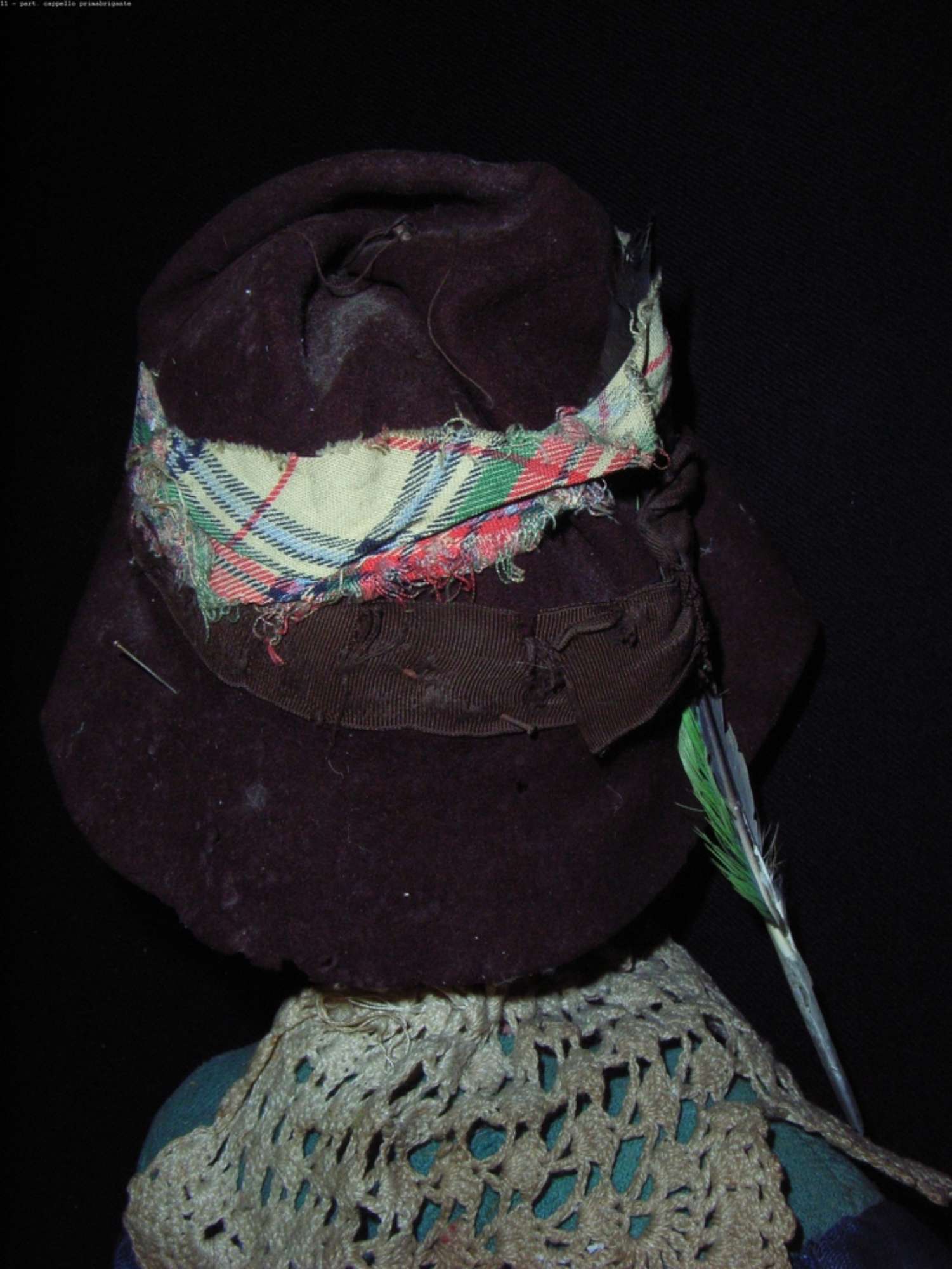 Particolare del cappello prima del restauro